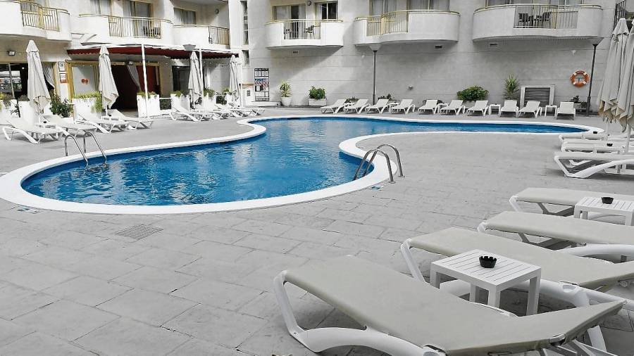 Imagen de la piscina del hotel, rodeada de tumbonas. FOTO: alfredo gonzález