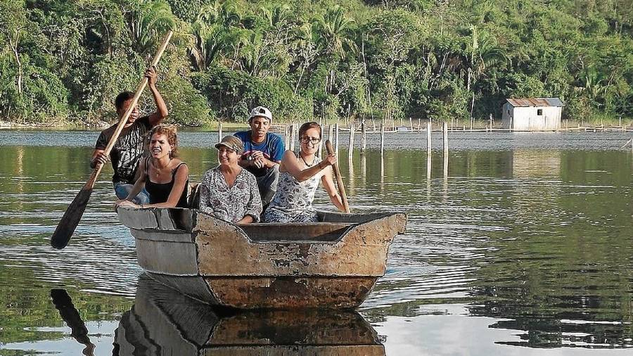 Un grupo de viajeros en la laguna O’ Quevix en Petén, Guatemala. FOTO: Cedida