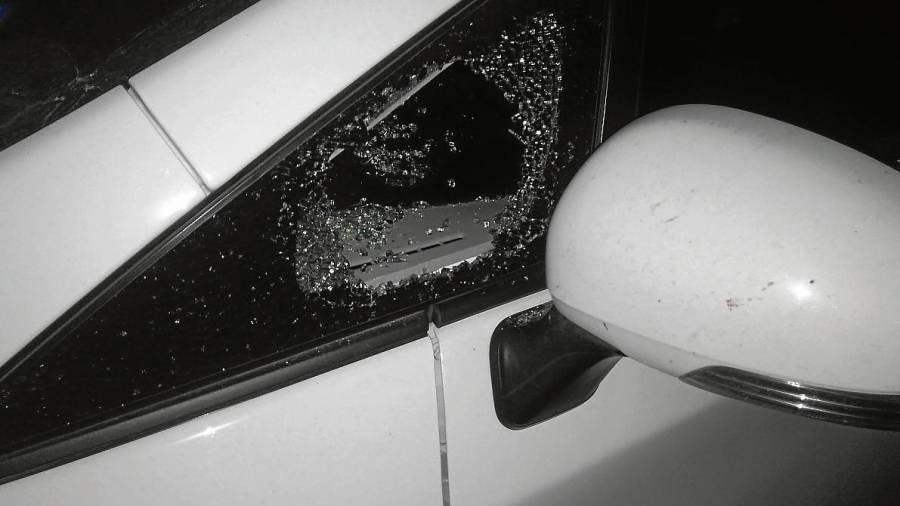 Una de las ventanas rotas por los atacantes de uno de los vehículos afectados. FOTO: Elos Tost