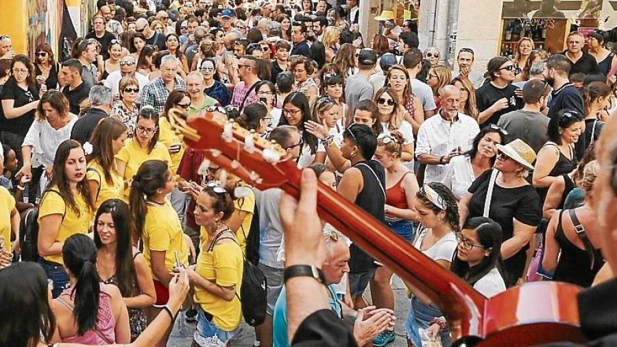 Desenes de persones van omplir ahir el carrer Aleus amb motiu del ‘vermut rumberu’ de Festa Major. FOTO: Alba Mariné