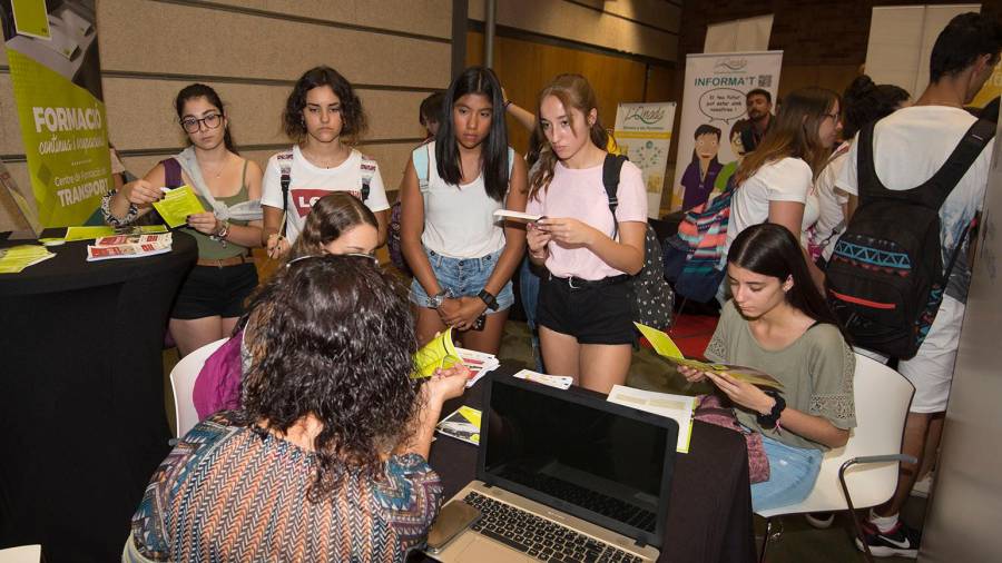 Un grup de joves informant-se en un dels estands presents a la Fira ahir a Amposta. FOTO: Joan Revillas