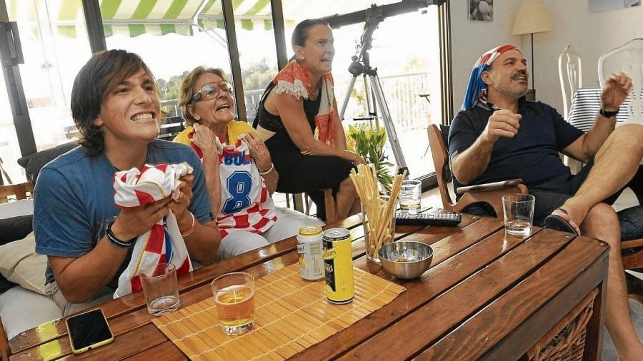 Jan, Elena, Andrea y Sergio siguieron con resignación la final del Mundial. FOTO: Joan Revillas