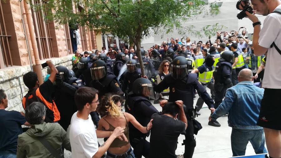 Carga policial en el Institut Tarragona. FOTO: ACN