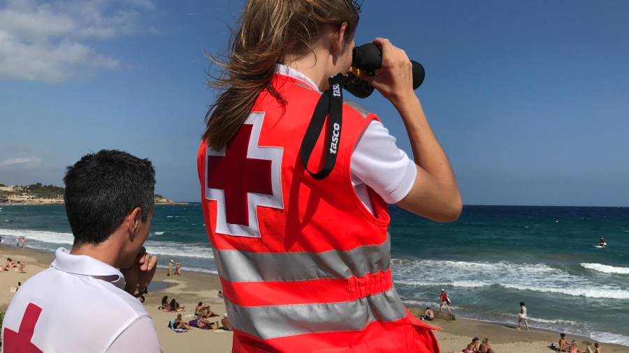 Socorristes de la Creu Roja vigilant en una platja de Tarragona. Foto: Cedida