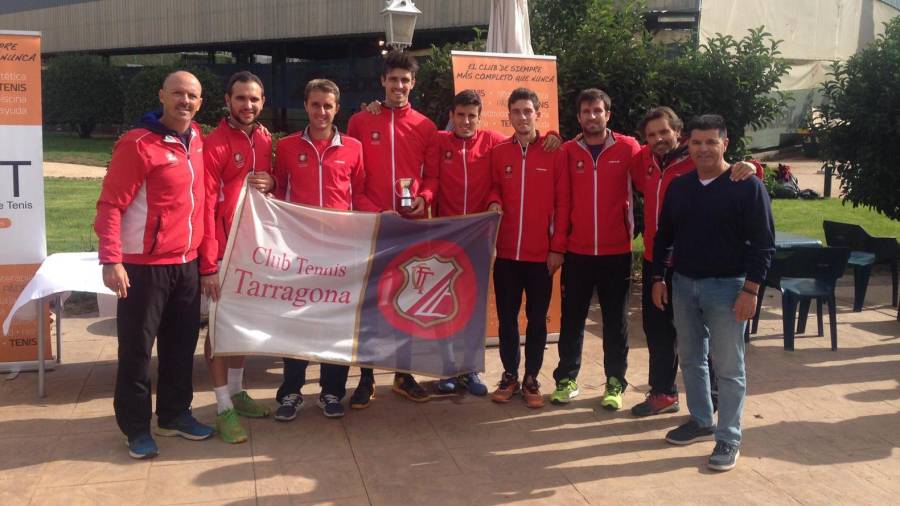 El equipo y sus capitanes junto al presidente del club, Pere Ll. Bergadà, festejando el ascenso. FOTO: CT Tarragona