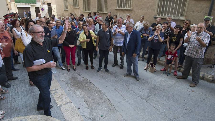 Francesc Gas rebent el suport de veïns i representants polítics, a les portes del jutjats avui. FOTO: J. Revillas