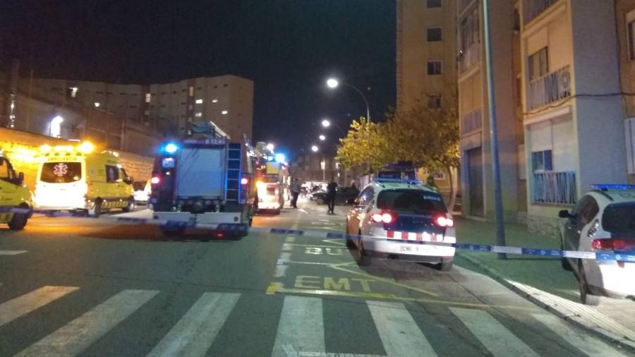 La calle Goya estuvo cortada al tráfico durante más de una hora por la presencia de los vehículos de emergencia. Foto: Àngel Juanpere