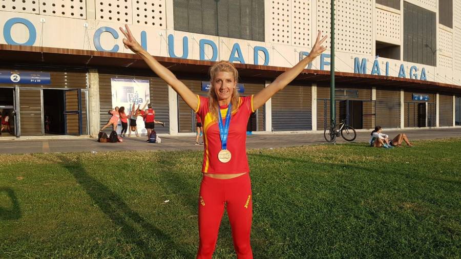 María José Carabante, con su medalla de oro frente al estadio de Málaga. FOTO: Cedida