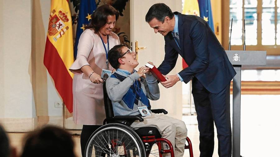Santiago Salgado, de Lleida, que acudió a la Moncloa en silla de ruedas, dijo que con Franco sería impensable que alguien como él fuera a la sede de la Presidencia del Gobierno. FOTO: EFE