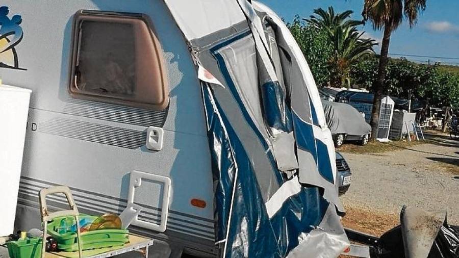 Una de las caravanas dañadas en el Cámping las Palmeras, en Tarragona. FOTO: Alfonso Moreno