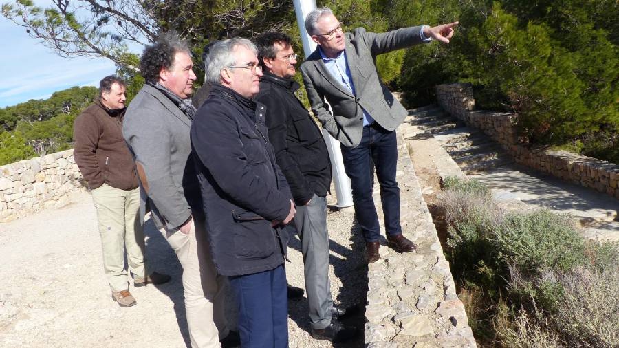 El alcalde y el concejal durante la visita con los técnicos de Costas en el Camí de Ronda. FOTO: CEDIDA