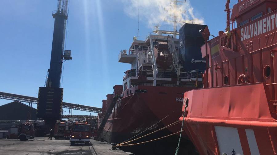 Extinción del incendio en el buque 'Bahía de Alcudia'. Foto: Salvamento Marítimo