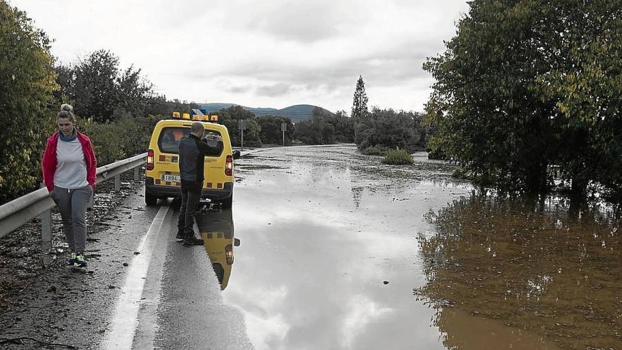 Diverses carreteres es van tallar durant hores, com la de Santa Bàrbara a la Sénia. FOTO: joan revillas