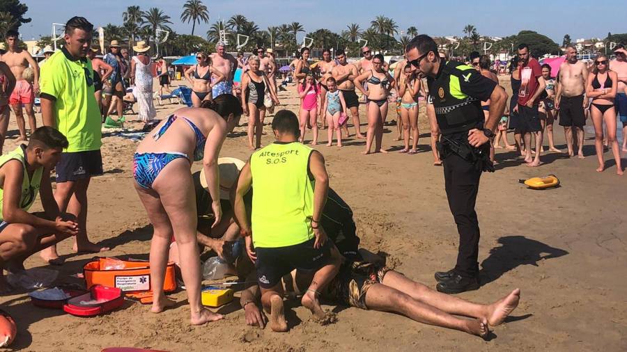 Momento en el que atendían a la víctima en la playa del Regueral de Cambrils. FOTO: A. González