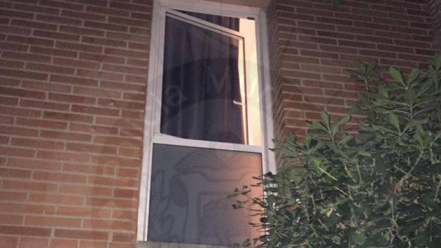 La ventana por la que entraron los ladrones. FOTO: POLICIA LOCAL VENDRELL