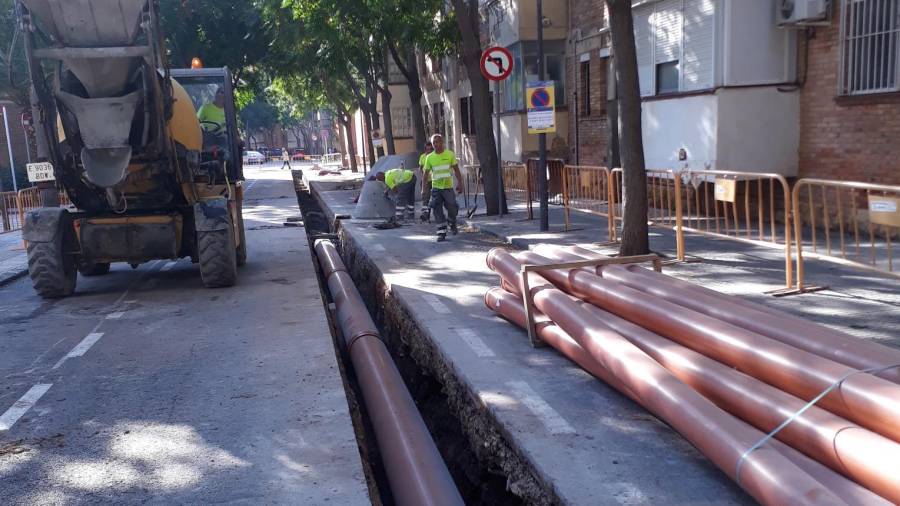 Obres de millora a la xarxa de canonades d'aigua del carrer de Guipúscoa, al barri Fortuny de Reus. FOTO: Ajuntament de Reus
