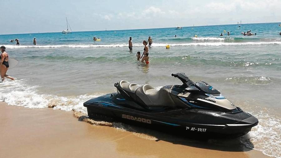 La moto acuática, el pasado domingo en la playa de La Savinosa. FOTO: dt