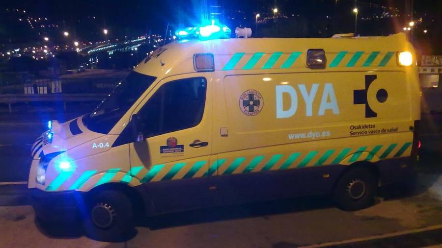 Imagen de archivo de una ambulancia en Bilbao