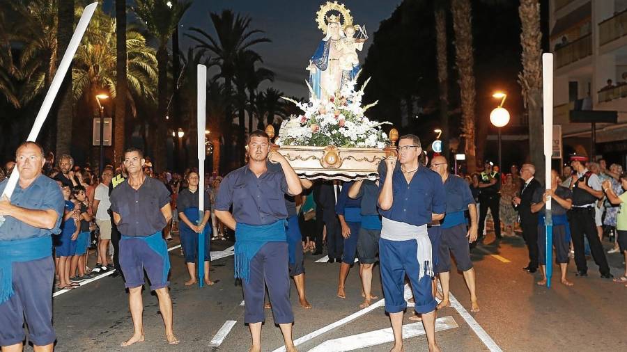 La Cofradía de Santa Maria del Mar fue la encargada de llevar la imagen de la Virgen a hombros durante la procesión. FOTO: Alba Mariné
