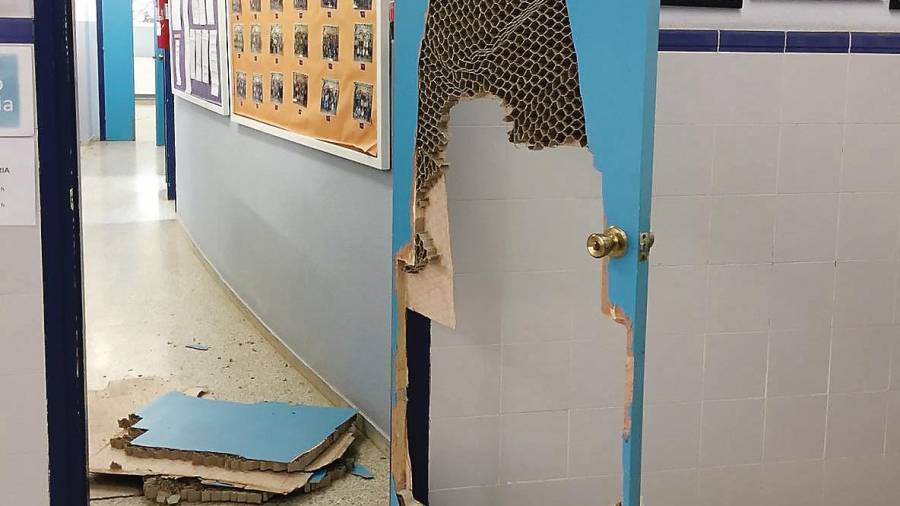 Una de las puertas destrozadas, la de la zona de profesores y dirección, en un ataque vandálico al colegio Cèsar August. FOTO: Cedida