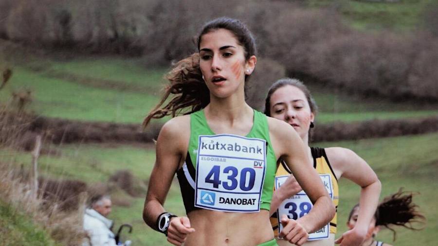 Marina Freixa, atleta de Corbera d’Ebre de 17 años, durante la disputa de una competición. FOTO: cedida