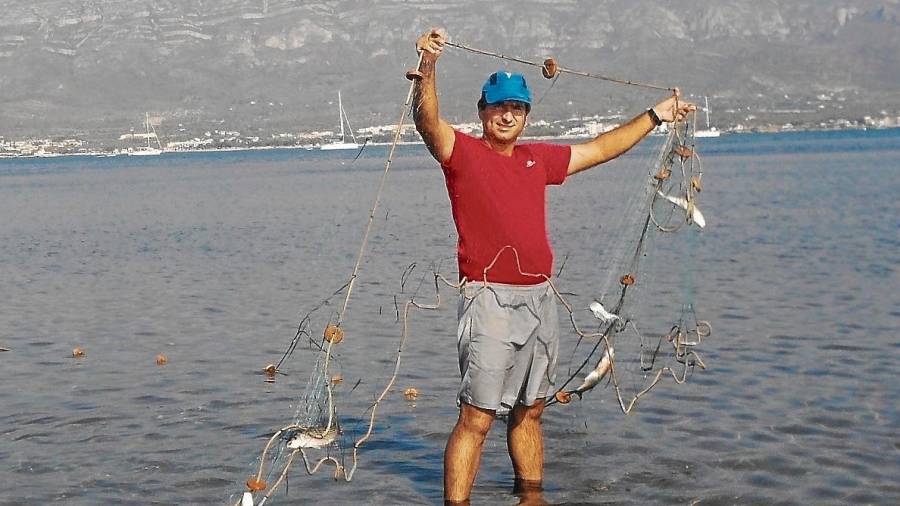 Agustí Benito con la red con la que trabaja para llevar a cabo la técnica de la pesca con las manos o de la paupa. FOTO: Ebrepesca