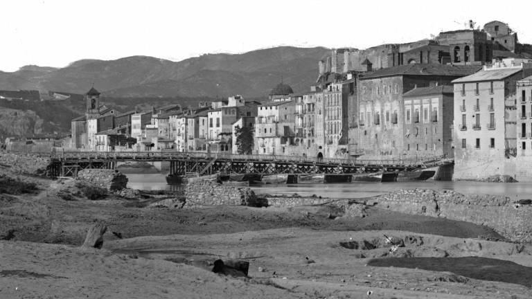 El pont de barques de Tortosa, a principis de la dècada de 1880. Foto: Bonaventura Masdéu (Arxiu C. del Baix Ebre)