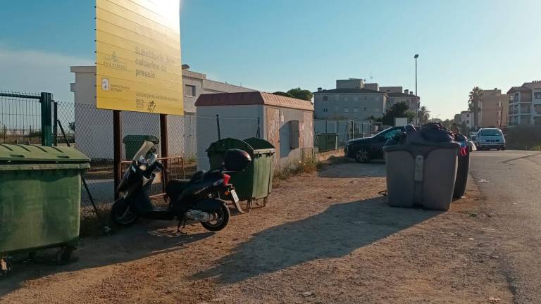 $!La Xarxa Vendrellenca pide retirar los contenedores de basura de la zona.