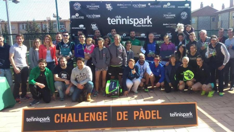 Foto de familia de vencedores y finalistas, este mediodía en el Tennis Park. FOTO: Tennis Park