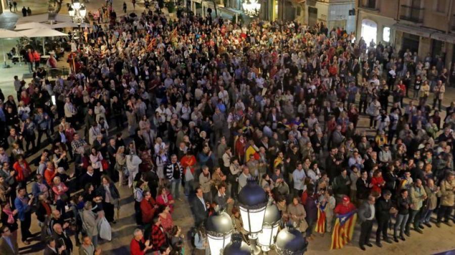 Imatge dels manifestants a la plaça de la Font. Foto: Lluís Milián