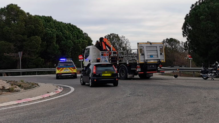 El camión y la moto implicada en el accidente. Foto: Àngel Juanpere