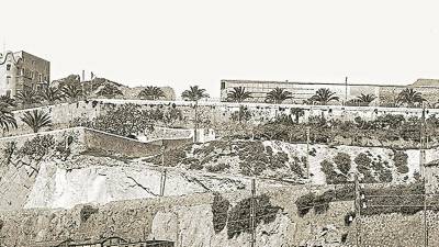 El Balcó del Mediterrani. En el centro, la Casa Xirinacs, ya desaparecida y, a la derecha el convento de Santa Clara, quemado en 1936. FOTO: VALLVÉ. CENTRE D’IMATGES DE TARRAGONA / L’ARXIU
