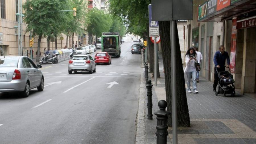 El peatón salió entre medio de dos coches para cruzar la calle y el motorista no pudo esquivarlo. Foto: Lluís Milián