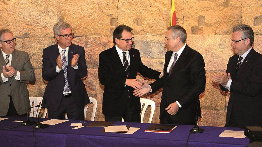 Corría el 30 de marzo de 2014. Artur Mas y Pere Navarro, en el centro, se dan la mano acompañados de los alcaldes Josep Poblet, Josep Fèlix Ballesteros y Pere Granados. FOTO: LLUÍS MILIÁN/DT