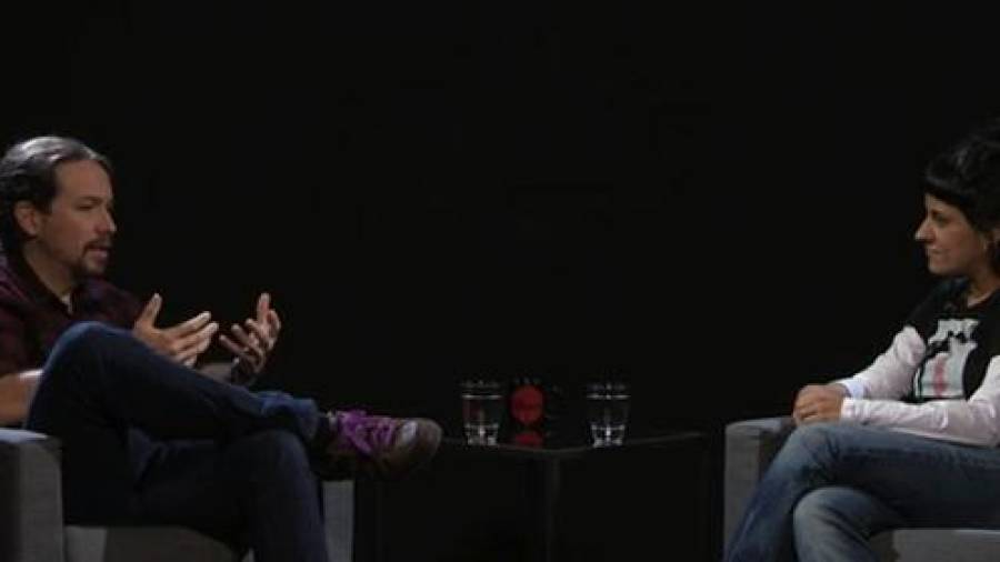 Pablo Iglesias (Podemos) conversa amb Anna Gabriel (CUP) en un programa de TV