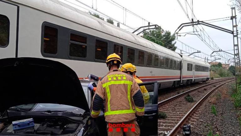 Un tren choca con un coche en Reus y su conductor sale por los pelos