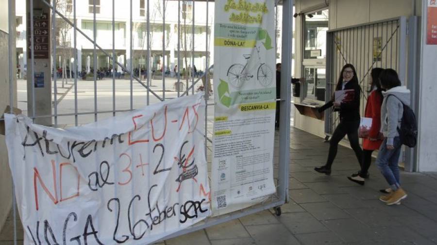 Pancartas llamando a la huelga en la entrada al Campus Catalunya de la URV, ayer por la mañana. Foto: Pere Ferré