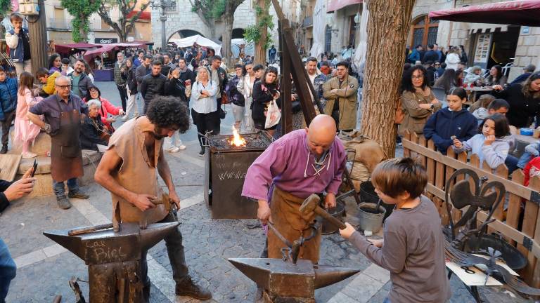 La mostra d’oficis era un atractiu més per observar com treballaven ferrers, cistellers o forners entre altres. Foto: Pere Ferré