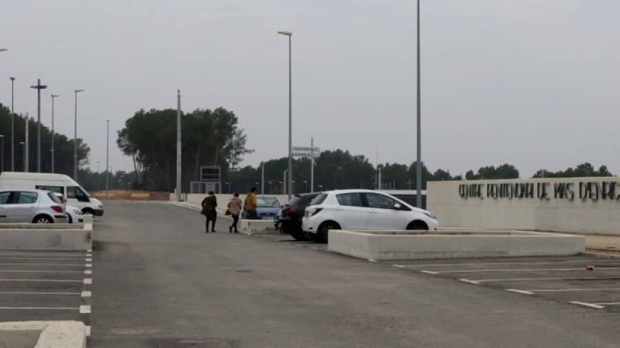 Una familia que acaba de aparcar su vehículo en el parking de la prisión y se dirige a las instalaciones para visitar a un recluso. Foto: lluís milián