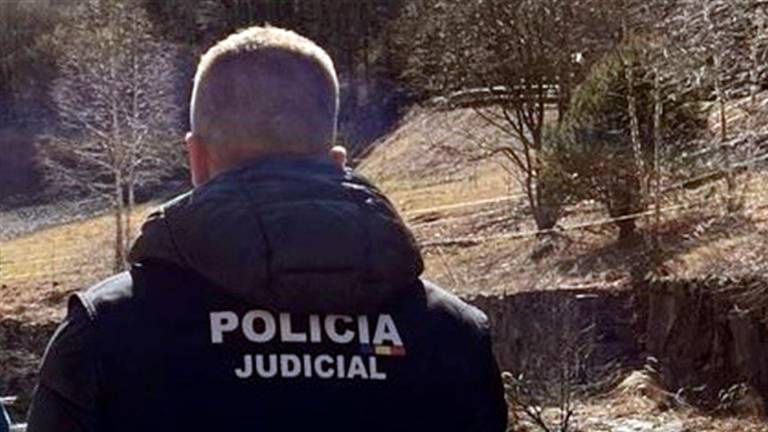 Un agente de la policía judicial de Andorra en el río Arinsal. Foto: ACN