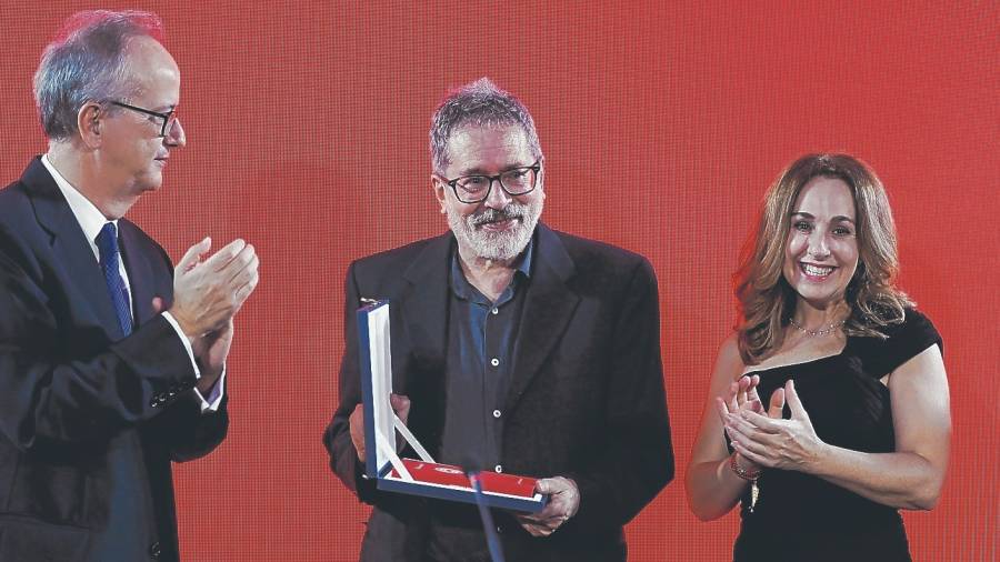 César Aira, recibiendo el premio Formentor de Marta Buadas y Simón Barceló. Foto: EFE