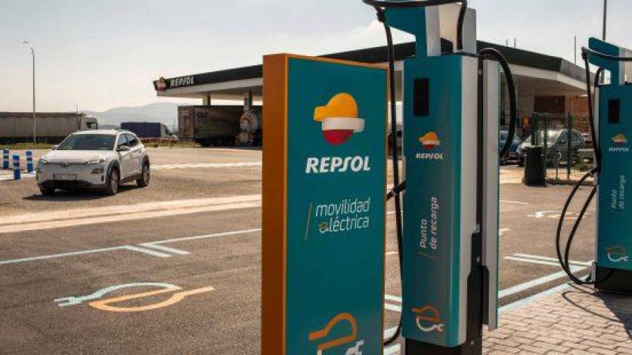 Repsol invertirá 42,5 millones de euros en la instalación de 610 puntos de recarga eléctrica en sus estaciones de servicio de España y Portugal.