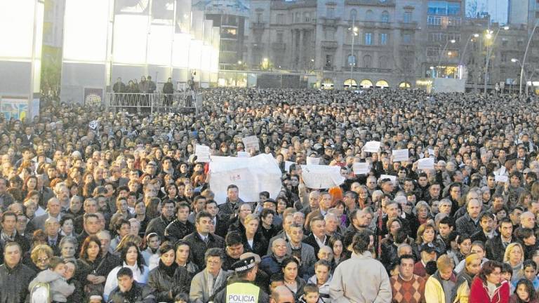 30.000 personas se concentraron el 12 de marzo en la Plaça de la Llibertat de Reus para mostrar su repulsa por el 11M. foto: pere toda/DT