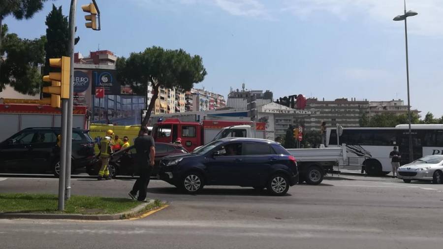 El accidente ha provocado un caos circulatorio en la avenida Roma. FOTO: T. Puig