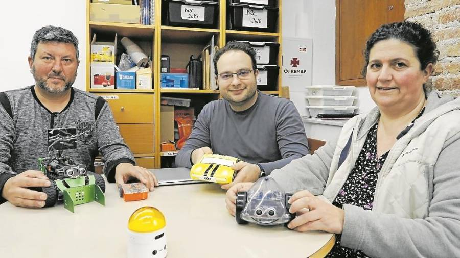 Jordi Rincón, Ricardo Bonache y Judith Boquera preparan actividades educativas a través de la robótica. Foto: Pere Ferré.