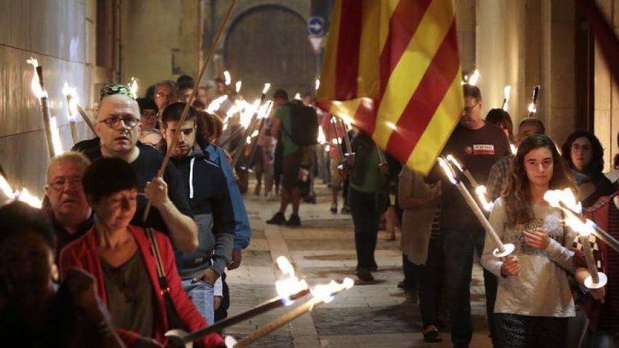 Imatge de la Marxa de Torxes per la Independència de Reus, que va començar al voltant de les onze de la nit. Foto: Pere Ferré