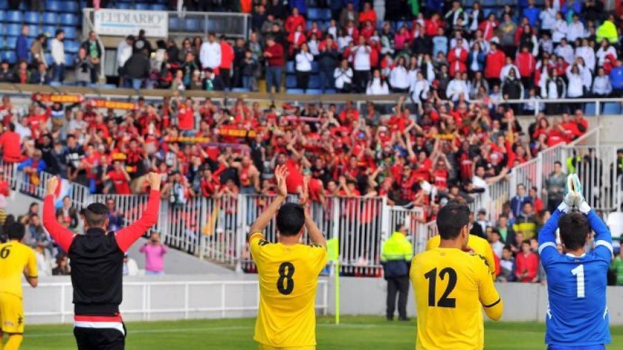 Los jugadores del Reus celebran el triunfo en el Sardinero con los cerca de 200 aficionados rojinegros que viajaron a Santander. Foto: Xavi Guix/CF Reus Deportiu