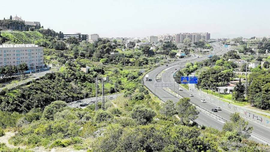 El Ayuntamiento quiere que, en el futuro, la A7 cuente con más de una decena de entradas y salidas al núcleo urbano de la ciudad. Foto: Lluís Milián