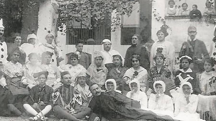 Francesc Peris-Mencheta i Guix, propietari del ‘Noticiero Universal’, vestit de Pierrot, dret a l’esquerra, a La Selva del Camp als anys 20. FOTO: CEDIDA