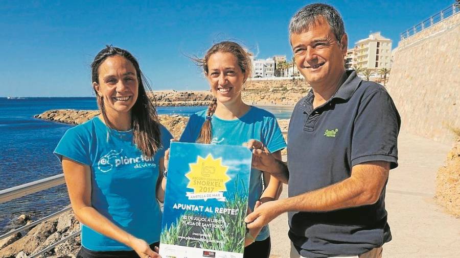 El alcalde de l’Ametlla de Mar, Jordi Gaseni y las copropietarias de Pl&agrave;ncton Diving. Foto: cedida